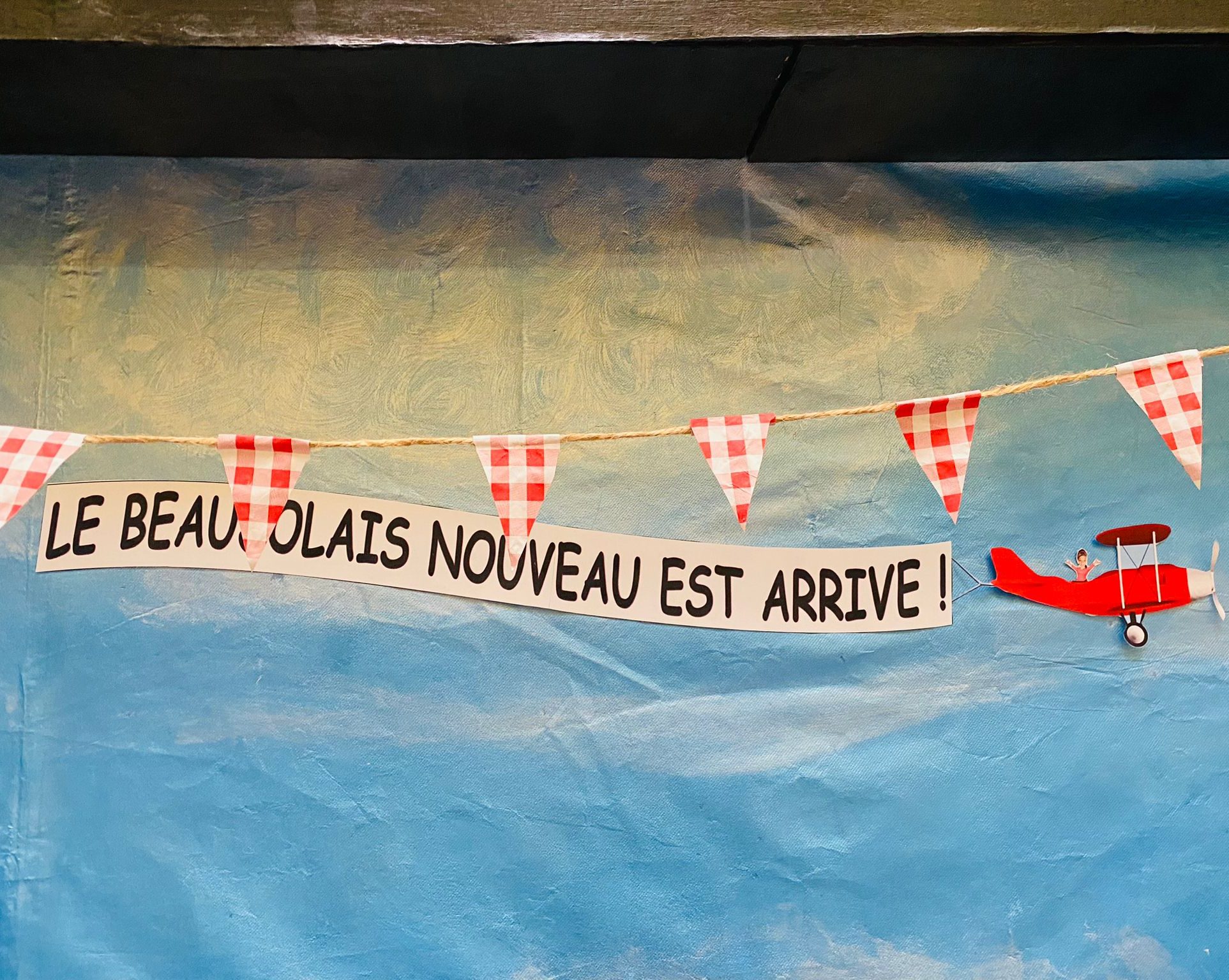 La résidence Les Althéas inaugure sa nouvelle fresque pour la sortie du Beaujolais nouveau 2022 !