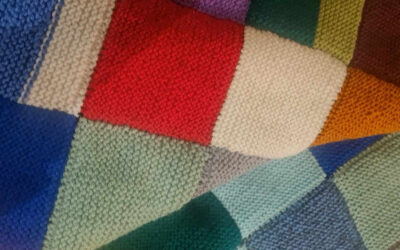 À petits points, grand cœur : quand le tricot devient un acte de solidarité